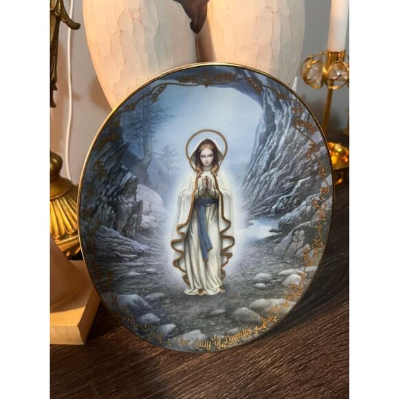 Set of 2 Our Lady of Lourdes Collector Plate: Hector Garrido Porcelain 1994 - Picture 6 of 10